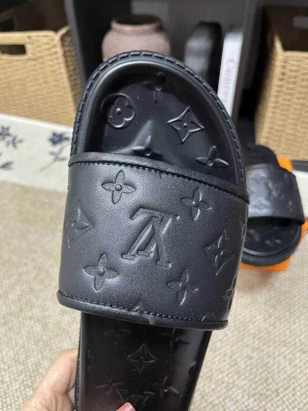 P270🏆Louis Vuitton 🏆[Louis Vuitton] Spring/Summer 2025 [Men's Flip Flops] 🎯🎯As an active family in the fashion industry ⭐ Lv is characterized by bold innovation ⚡Create this casual business style for Chinese fashionable men ✨The fabric is made of imported high-grade cowhide 🔥 Clean and neat ⚡Fashionable and elegant🌹Breathable, sweat-absorbent and deodorant👈So luxurious, high-end and domineering. 👍Must be sold if you repost the picture. Number of yards: 38--46. Color: 🎉 For large quantities. Welcome to repost.